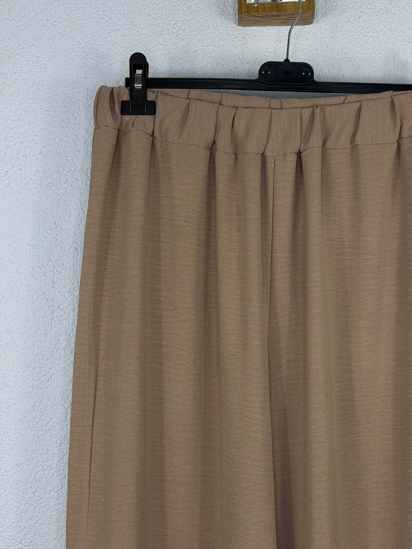 Pantalón Jordania Camel PLUS